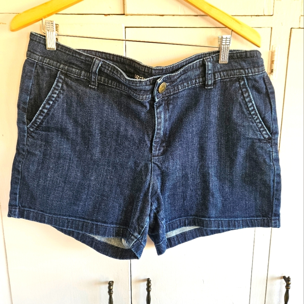 Liz Claiborne Denim classic jean shorts Size 14